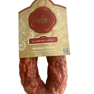Chouriço portugais artisanal piquant 220 g de la marque Quintinha d'Aldeia, présenté entier sous sa forme en fer à cheval avec son étiquette officielle sur fond blanc, fumé de manière traditionnelle.