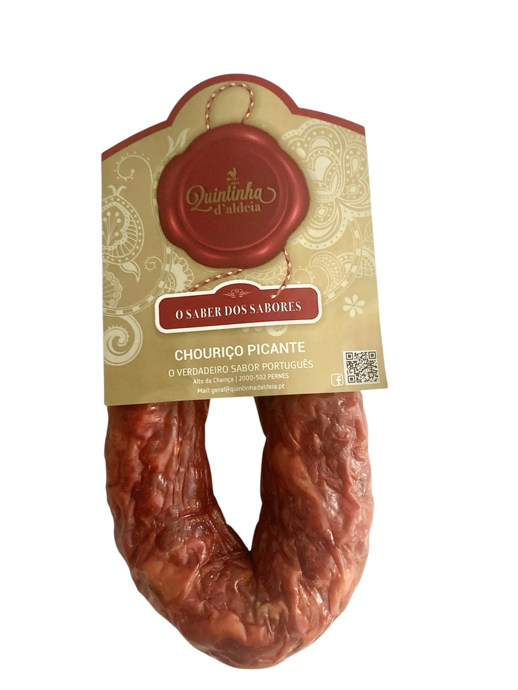 Chouriço portugais artisanal piquant 220 g de la marque Quintinha d'Aldeia, présenté entier sous sa forme en fer à cheval avec son étiquette officielle sur fond blanc, fumé de manière traditionnelle.