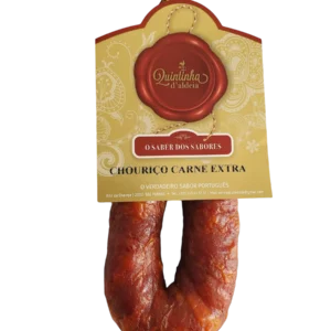 Chouriço portugais artisanal traditionnel Extra 220 g de la marque Quintinha d'Aldeia, présente sous sa forme en fer à cheval avec son étiquette officielle sur fond blanc, fumé au bois de chêne vert.