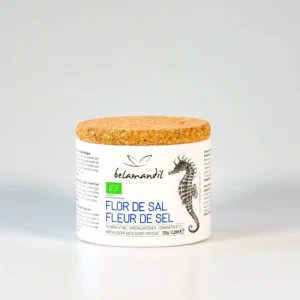 Pot cylindrique bas en carton blanc avec bouchon en liège naturel, contenant 125 g de fleur de sel artisanale biologique Belamandil. L'emballage éco-conçu présente une illustration détaillée d'un hippocampe et les inscriptions Fleur de Sel en lettres bleues.