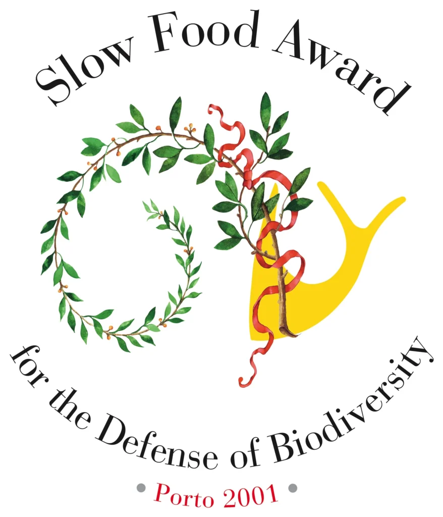Logo officiel du Slow Food Award for the Defense of Biodiversity (Porto 2001) décerné à Necton, illustré par un escargot jaune stylisé enlacé d'une couronne de feuillage vert et d'un ruban rouge, célébrant l'engagement environnemental et la préservation de la biodiversité dans les salines.