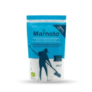Sachet doypack bleu et blanc de 600 g de sel marin fin traditionnel et biologique Marnoto, non raffiné et récolté à la main au Portugal. Le emballage comporte la silhouette d'un saunier (marnoto) travaillant avec son outil traditionnel et une fenêtre transparente laissant voir le sel fin.