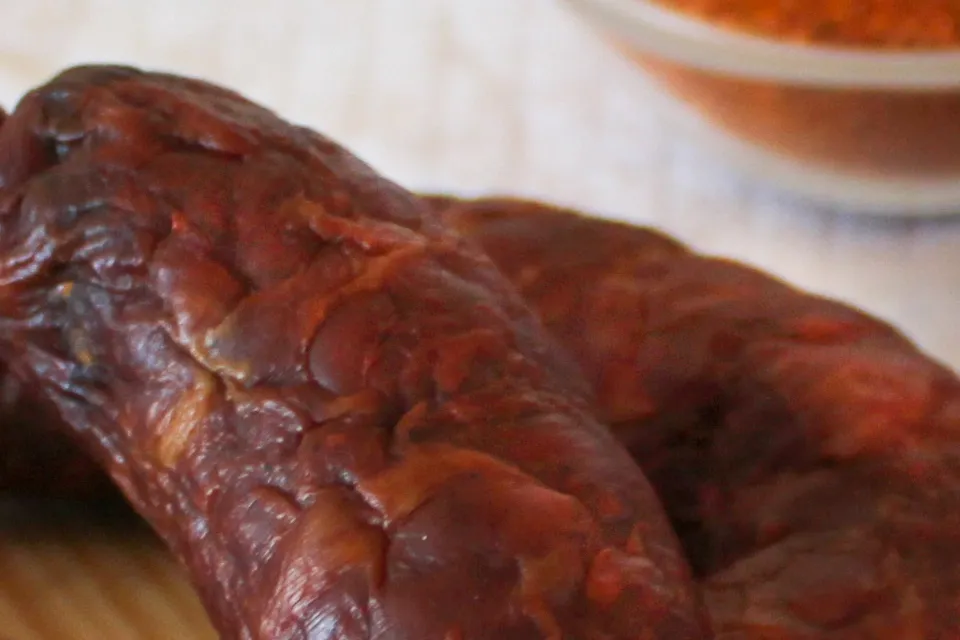 Macro et détail de la peau affinée d'un Chouriço de Touro Bravo chorizo de taureau brave fumé traditionnel de Quintinha d'Aldeia.