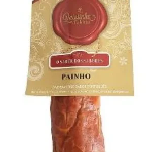 Painho saucisson sec fumé portugais artisanal de Quintinha d'Aldeia suspendu avec son étiquette de marque traditionnelle.