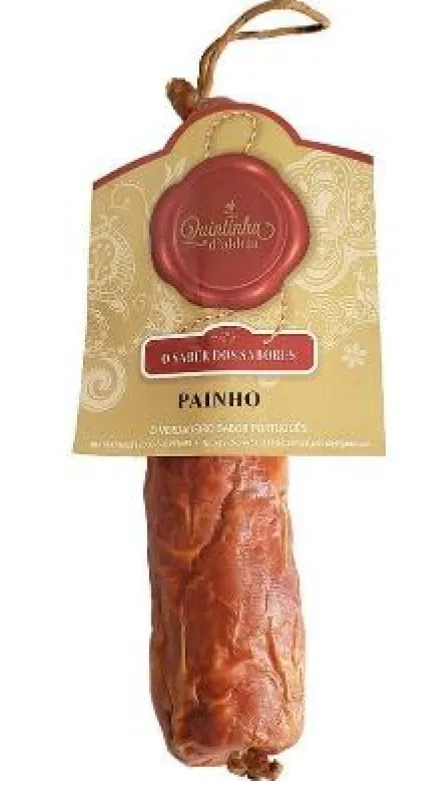 Painho saucisson sec fumé portugais artisanal de Quintinha d'Aldeia suspendu avec son étiquette de marque traditionnelle.