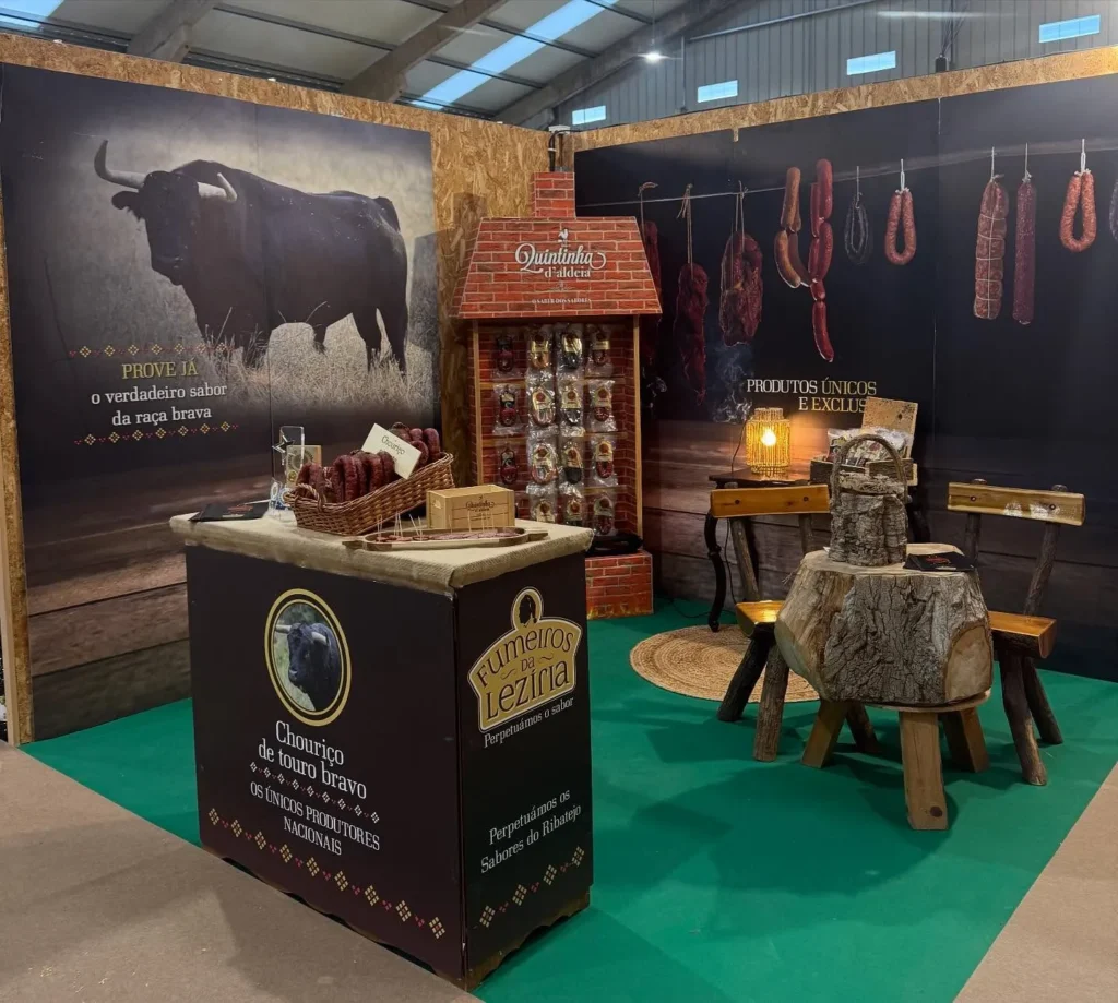 Stand de Quintinha d'Aldeia lors d'un salon gastronomique mettant en valeur le Chouriço de Touro Bravo et les charcuteries du Ribatejo.