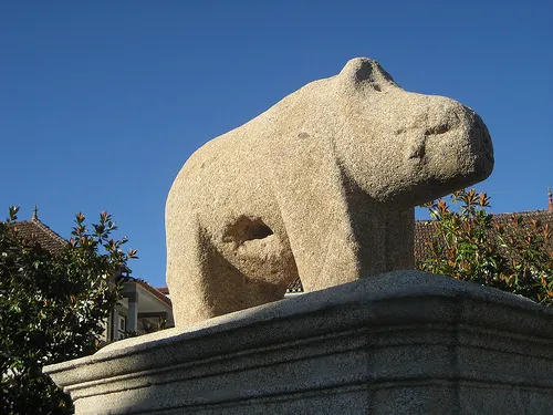 Sculpture préromaine en granite de la Porca de Murça sur son socle, symbole celtique des Vettons et figure de la légende populaire à Murça.