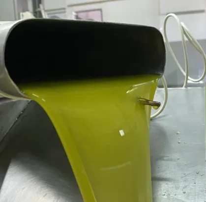 Écoulement continu d'huile d'olive extra vierge fraîchement extraite à froid, à la couleur vert doré intense, au moulin de Porca de Murça.