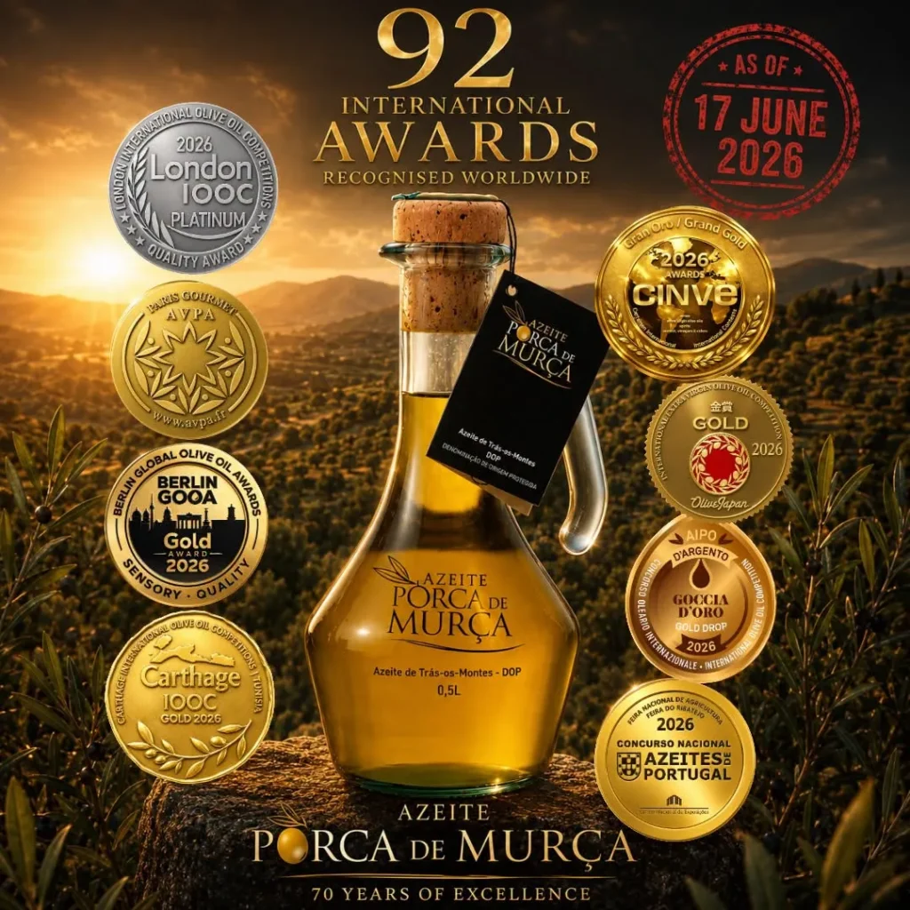 Carafe en verre d'huile d'olive extra vierge Porca de Murça entourée de ses 92 médailles et récompenses internationales obtenues jusqu'en juin 2026.