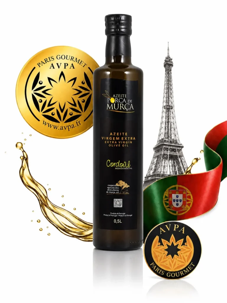 Bouteille d'huile d'olive monovariétale Cordovil Porca de Murça avec la médaille AVPA Paris Gourmet, la Tour Eiffel et le drapeau portugais en arrière-plan.